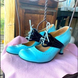 Fluevogs! Low heel, lace-up